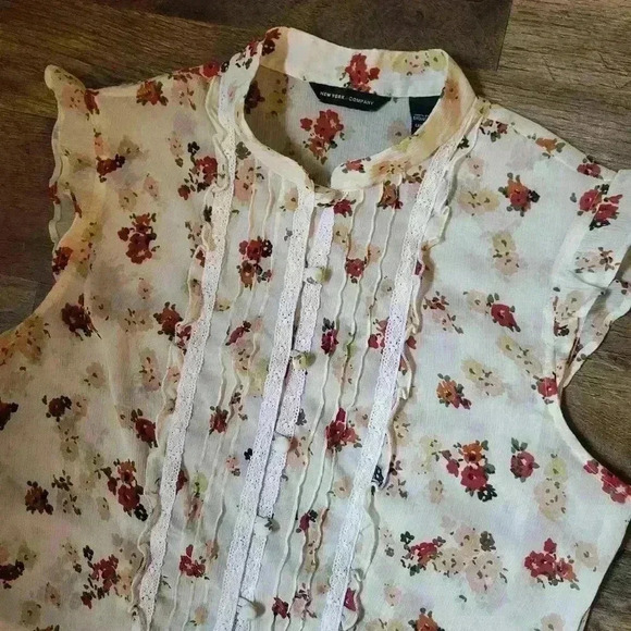 New York & Company Sheer Floral Lace Buttondown Blouse Size M - Picture 2 of 8